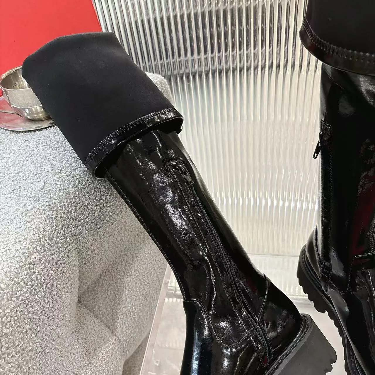 👟👟Ex-factory price 740👟👟 2026𝑉𝐴𝐿𝐸𝑁𝑇𝐼𝑁𝑂 Valentino ♡ͥ | 💫Purchase level🔍 Classic Valentino’s special textured hardware brings out a full sense of luxury After putting it on my feet, I was shocked that my feet looked slimmer! The new season lives up to expectations! Worth buying ❥The original method is absolutely sentimental ❥Elegant style creates a different feeling🙈 Simple temperament style!  ♡ show bdetails ———————————— ⊿▸: Code number | 35-40 (41. Customized) ⊿▸: Material | Patent leather + stretch patent leather ⊿▸: Lining | Sheepskin ⊿▸: Code number 35-40 (41. Customized)